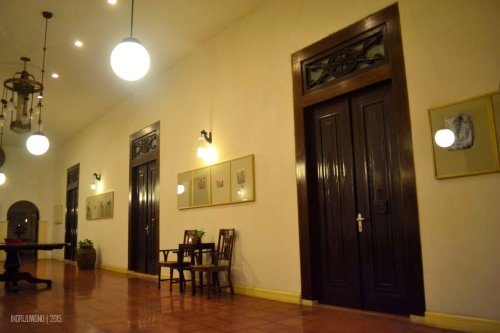 pintu-pintu ke kamar berukuran besar