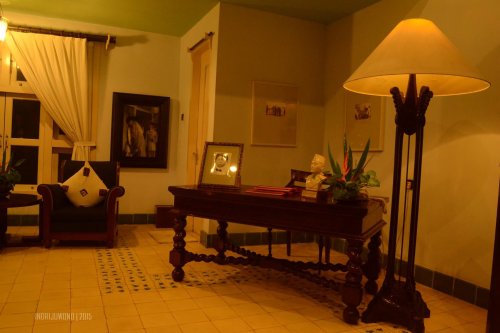 kamar sang fajar : meja tulis