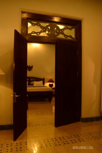 pintu pemisah ruang semi privat dan privat di kamar sang fajar