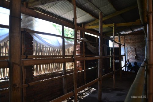 batang bambu tempat merangkai tembakau sebelum di-oven