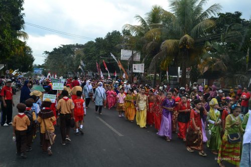 berbagai sekolah turun ke jalan demi karnaval