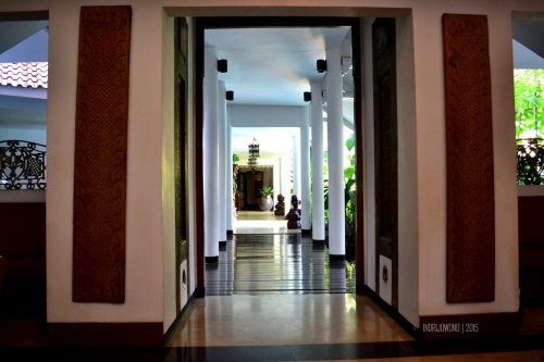 gerbang menuju kolam renang dan restoran