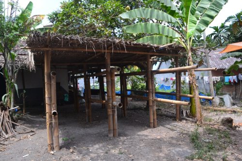 naungan tempat merangkai tembakau yang akan di-oven