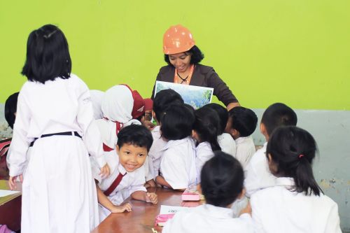 aku dikerubuti anak-anak yang ingin tahu tentang rumah adat