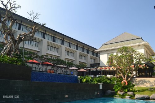 sayap bangunan kamar hotel menghadap kolam, lobby di tengah