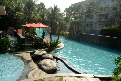 walk path di atas kayu dan batu