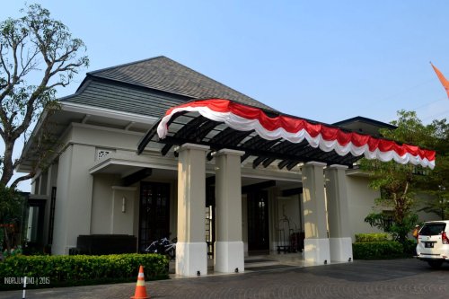 bangunan lobby dengan kanopi drop off