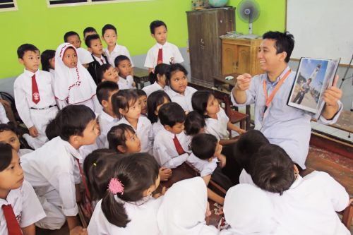 kak eddi yang dikerubuti oleh penggemar televisi