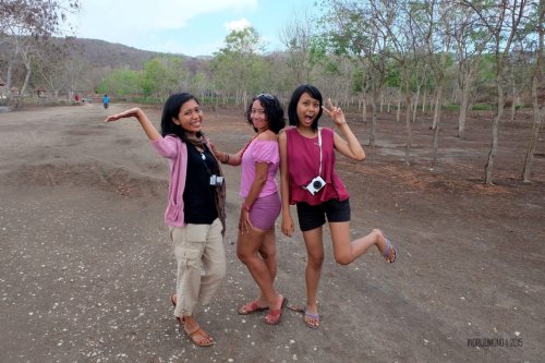 27-south-lombok-pink-beach-girls