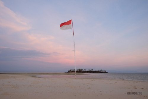 36-south-lombok-gili-pasir-sunset-flag