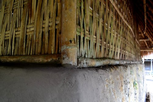 11-sembalun-lawang-desa-adat-beleq-blek-dinding-lantai-rumah