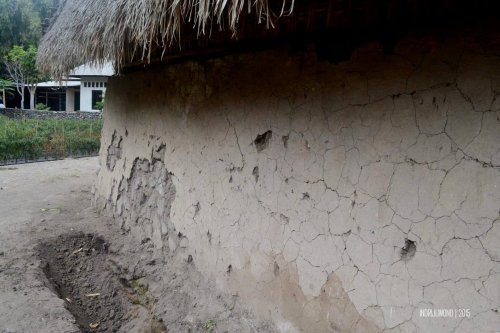 12-sembalun-lawang-desa-adat-beleq-blek-lantai-rumah