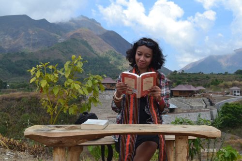 13-nauli-bungalow-sembalun-lombok-reading-book