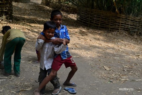 2-sembalun-lombok-anak-anak-bermain-bola