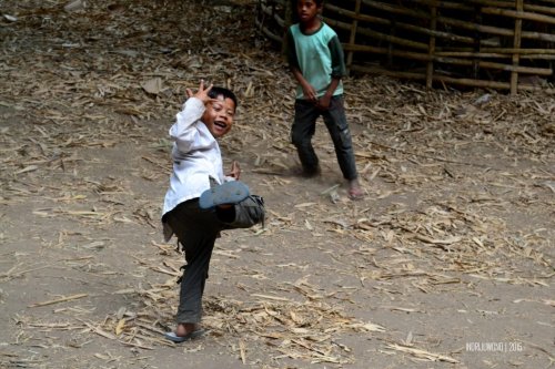 4-sembalun-lombok-anak-anak-bermain-bola