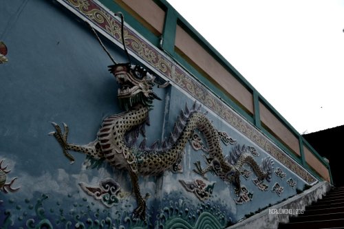 grafir naga di tepi tangga vihara