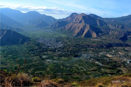 6-bukit-pergasingan-desa-sembalun-dari-puncak-bukit