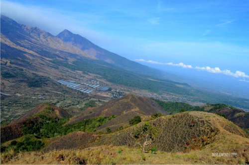 8-bukit-pergasingan-desa-sembalun-dari-puncak-bukit-jalur-menurun