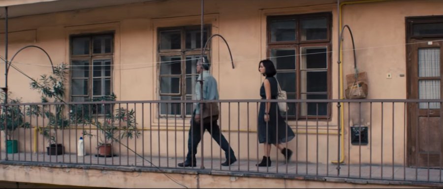 surat-dari-praha-review-resensi-4-gaun