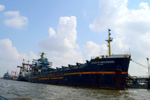 25-sungai-musi-kapal-besi-besar-jangkar-pupuk-sriwijaya