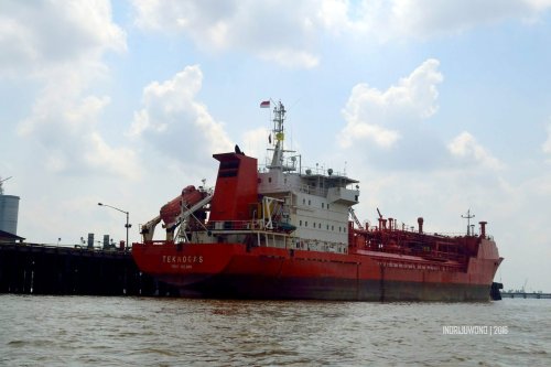 26-sungai-musi-kapal-besi-besar-sandar-dermaga