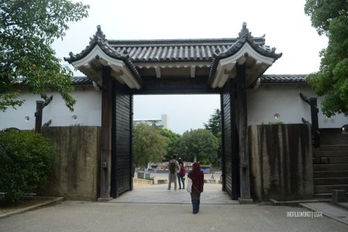 7-osaka-castle-inside-sakura-gate