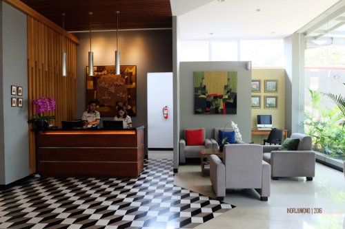 resepsionis yang ramah