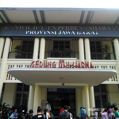 tampakk depan gedung dwiwarna, supratman
