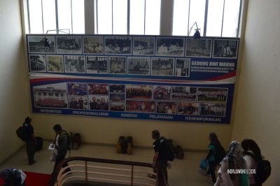 interior gedung dwiwarna