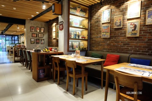 sekat berisi aneka koleksi