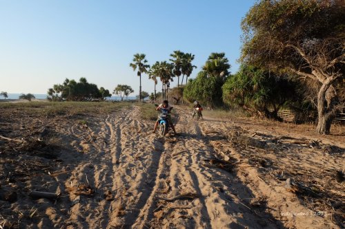 semau-19-menuju-bukit-liman