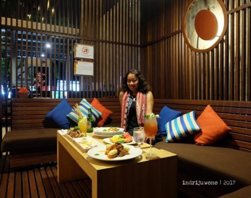 10-de-basilico-the-one-legian-kitchen-restaurant-sofa